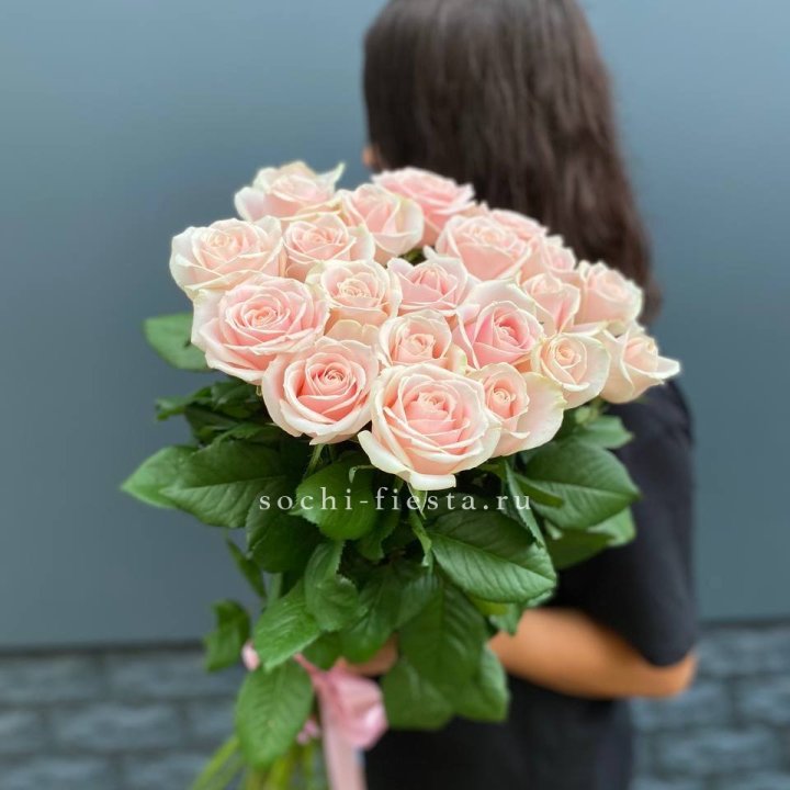 Высокие розовые розы в Шахтах