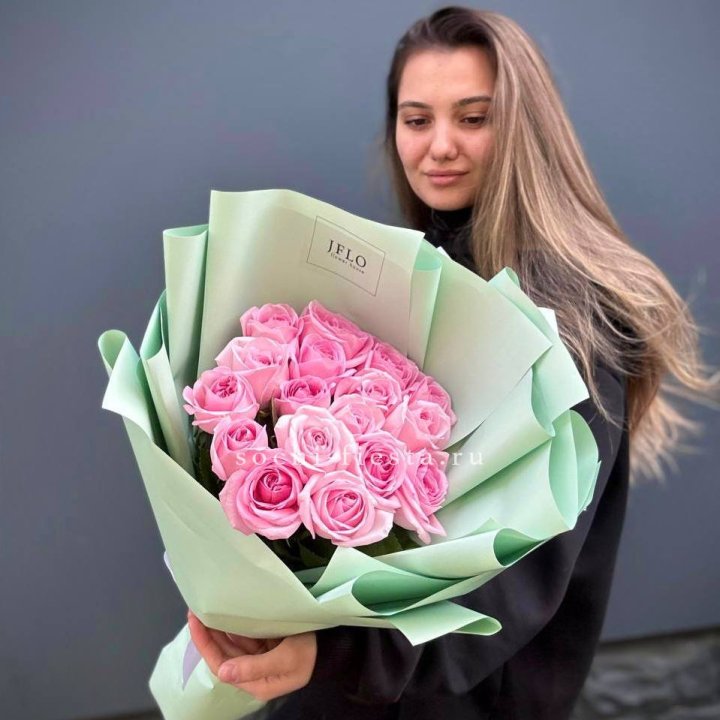 17 розовых роз в Шахтах