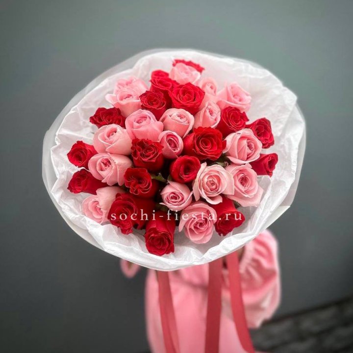 Букет красных и розовых 35 роз в Шахтах