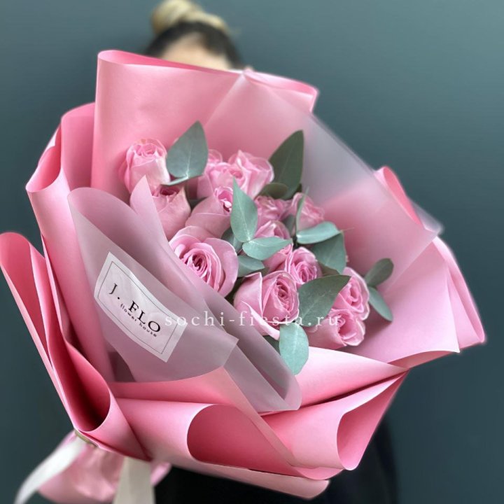 15 Розовых роз с эвкалиптом в Шахтах