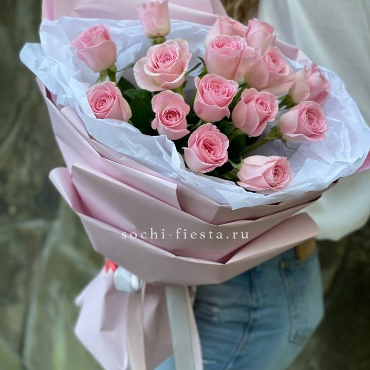 Розовые розы в авторском оформлении с доставкой в Шахтах