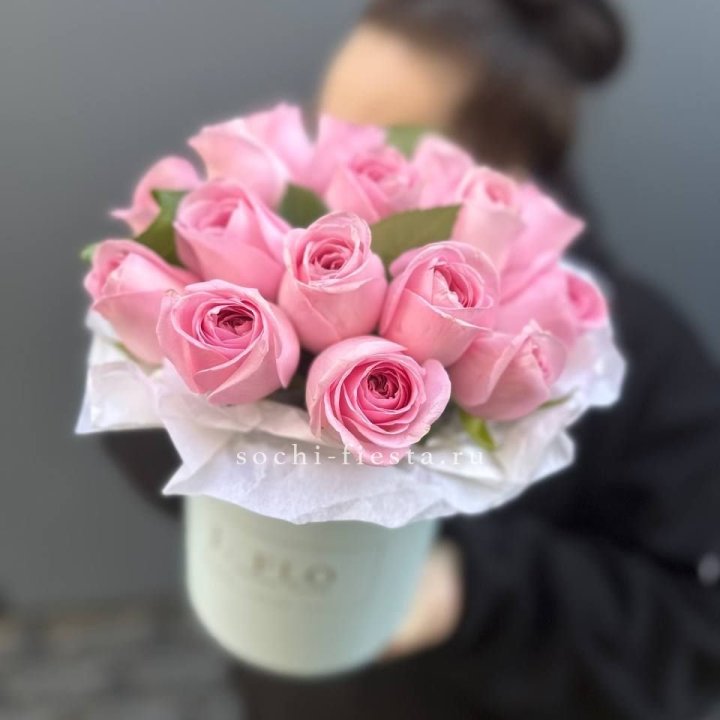 17 розовых роз в цилиндре в Шахтах