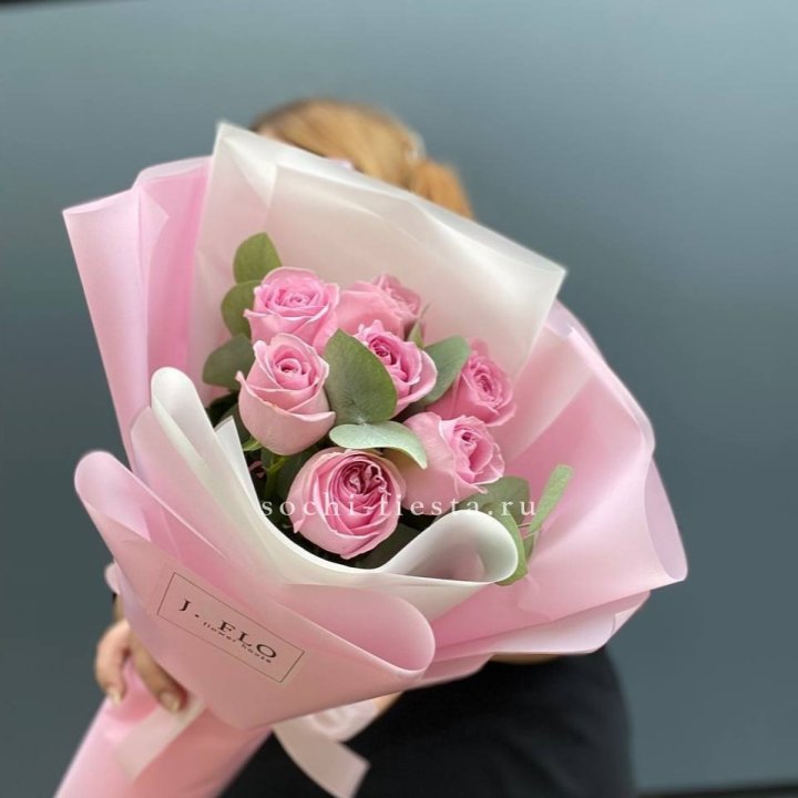 7 розовых роз с эвкалиптом в Шахтах