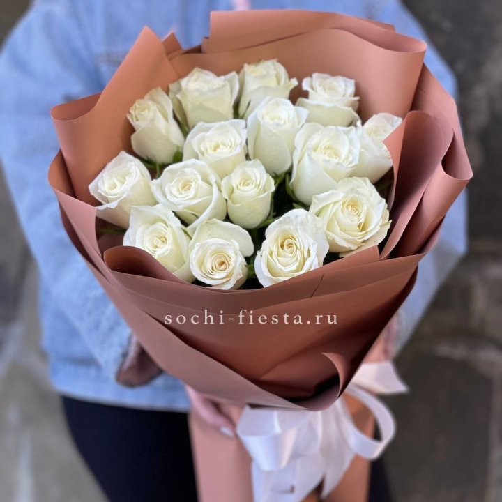 15 белых роз сиена в Шахтах