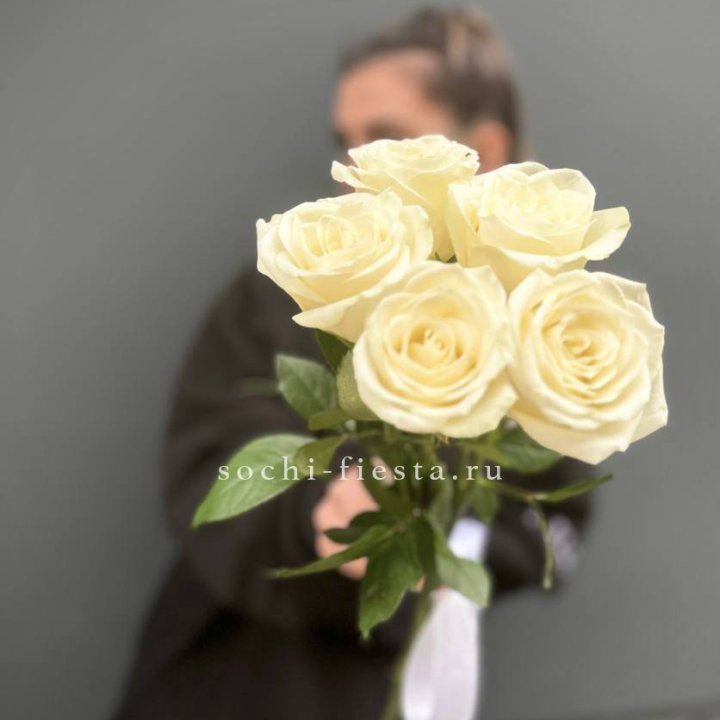 Букет 5 белых роз  в Шахтах