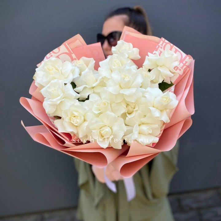 Белые розы "Аморе" в Шахтах