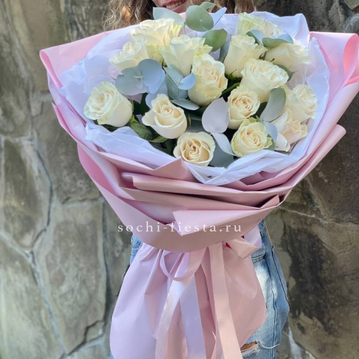 Белые розы в авторском оформлении с доставкой в Шахтах