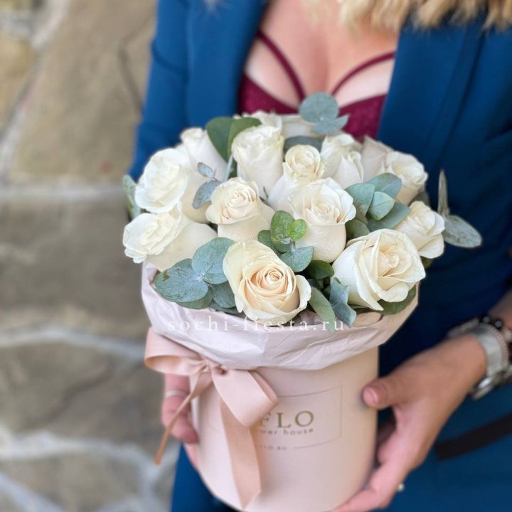 Цилиндр из белых роз в Шахтах