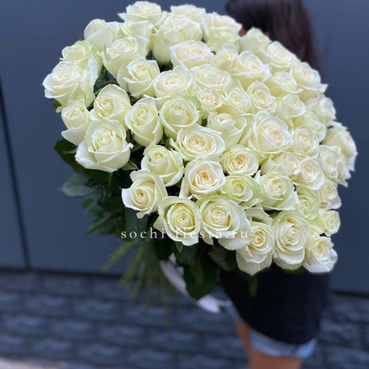 51 белоснежная высокая роза с доставкой в Шахтах