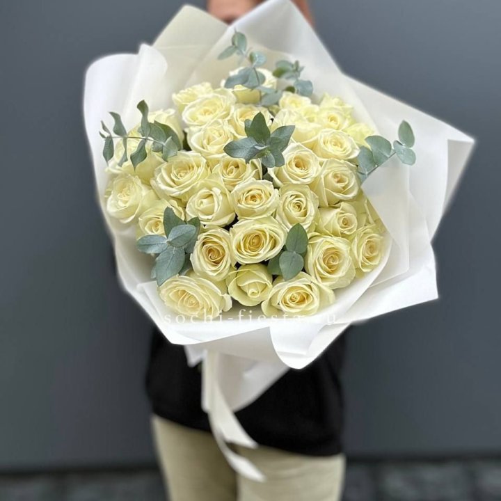 31 белая роза с эвкалиптом в Шахтах