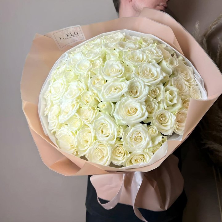 51 белая  роза в оформлении в Шахтах