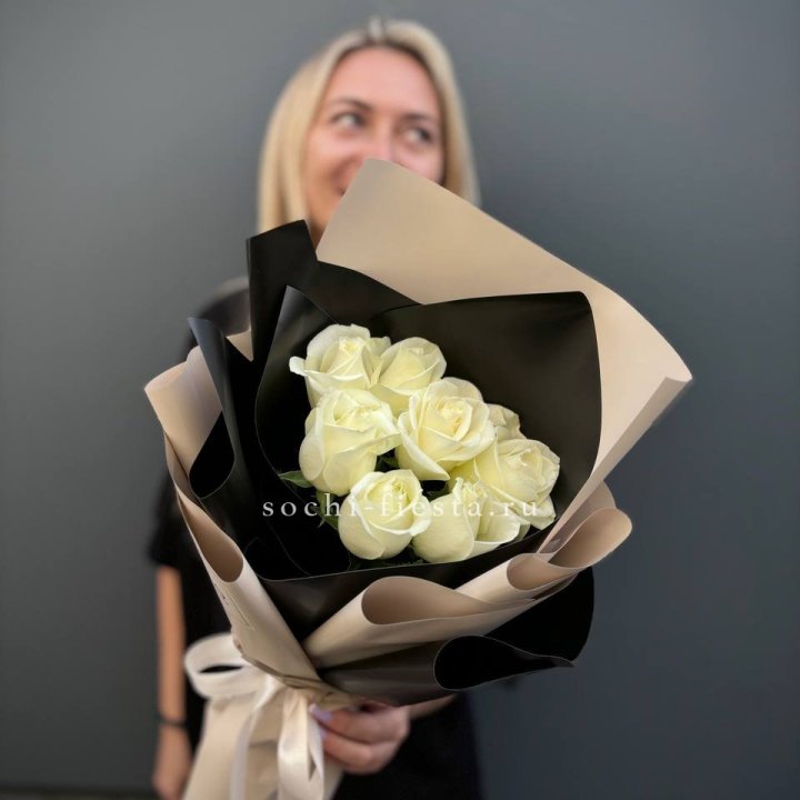 7 белых роз Иммерсив в Шахтах