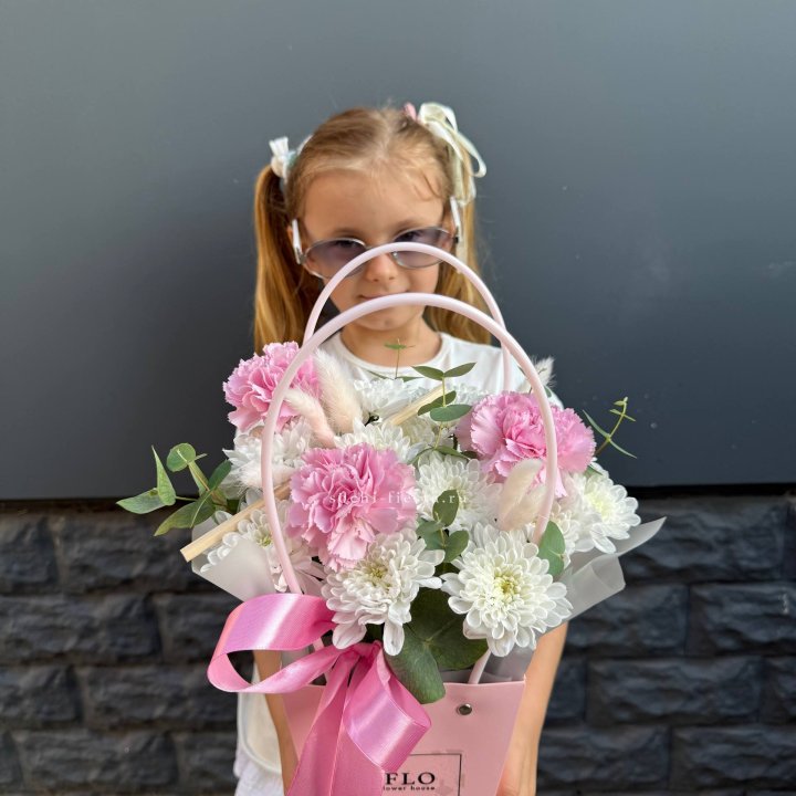 Сумочка из стойких хризантем и диантуса в Шахтах