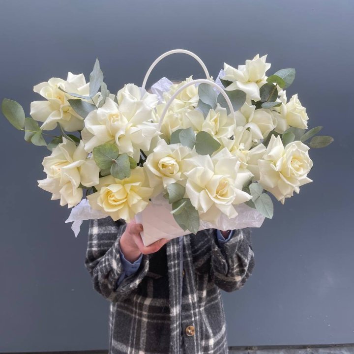 15 белых роз в сумочке в Шахтах