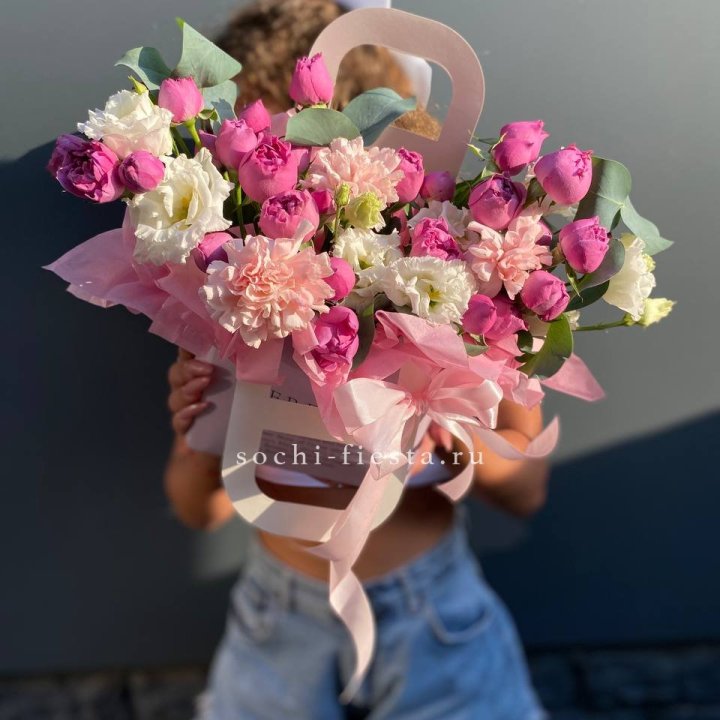 Сумочка с кустовой розой и диантусами в Шахтах