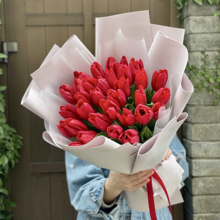 35 красных тюльпанов в Шахтах